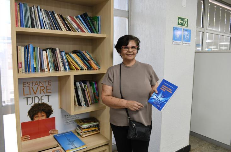 Capa da notícia: Projeto Estante Livre arrecada mais de 2.500 livros para quem passa pelo Na Hora da Rodoviária